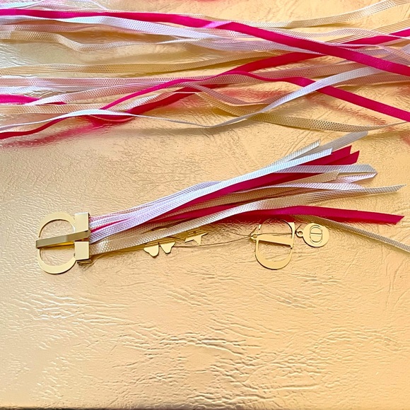 CHRISTIAN DIOR RIBBONS CHARM CLIP - Picture 2 of 2